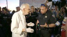 Un anciano se enfrenta a la policía porque le impiden repartir comida