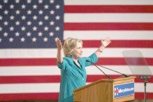 Hillary Clinton, de visita en Miami, pide el levantamiento del embargo a Cuba